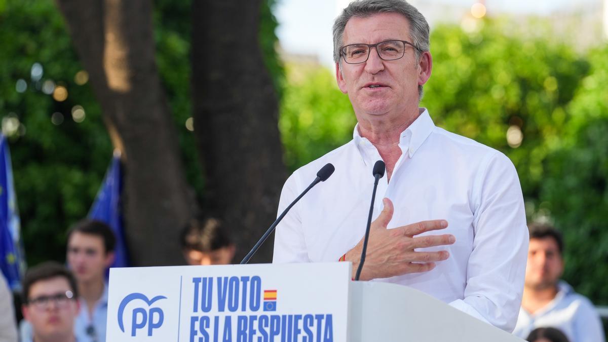 El presidente del PP, Alberto Núñez Feijóo, interviene durante un acto de campaña en Triana.