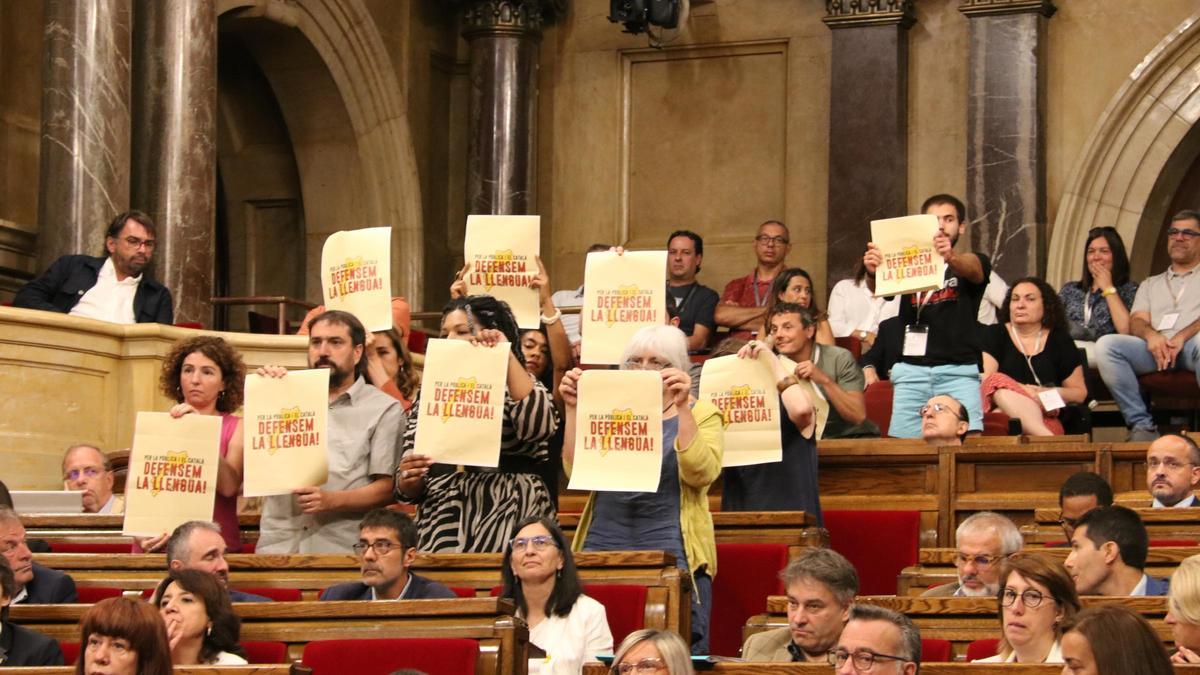 La CUP ensenya cartells on es pot llegir 'Defensem la llengua' al ple del Parlament