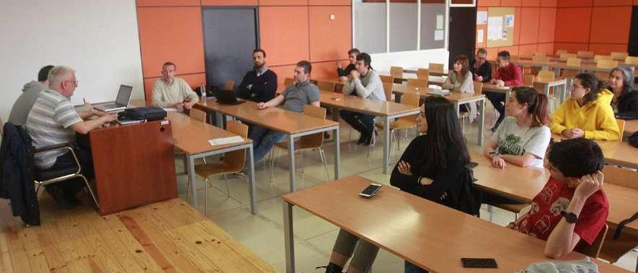 La junta de escuela se reunió ayer en el edificio de Ferro del campus de Ourense. // Iñaki Osorio