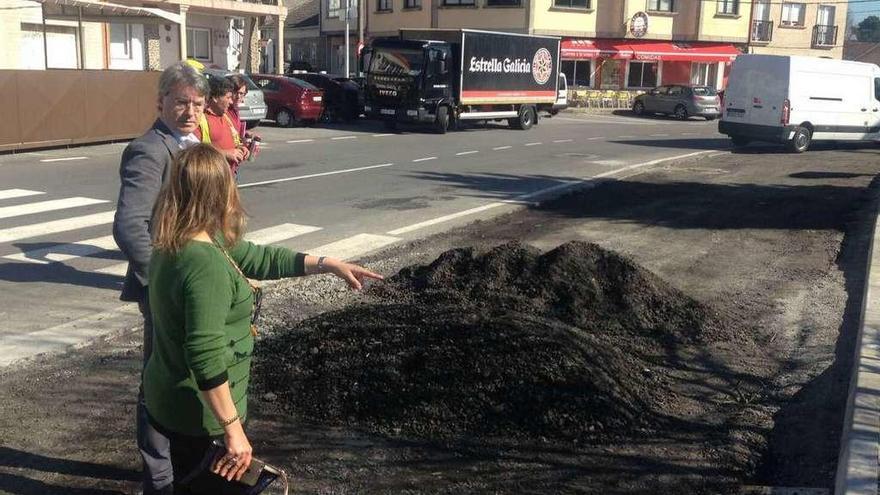 Una visita del alcalde, José Cacabelos, a las obras de Porto Meloxo. // Muñiz