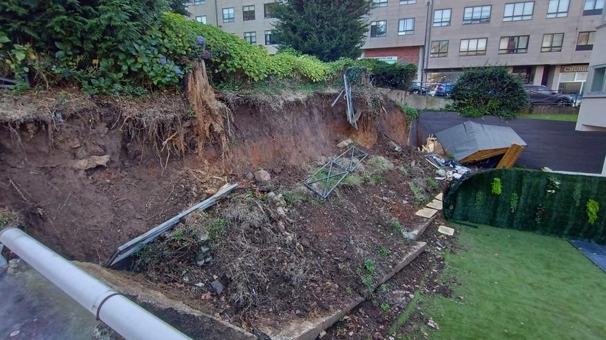 Parte de una zona verde de Santa Cristina se desploma sobre dos patios y causa daños