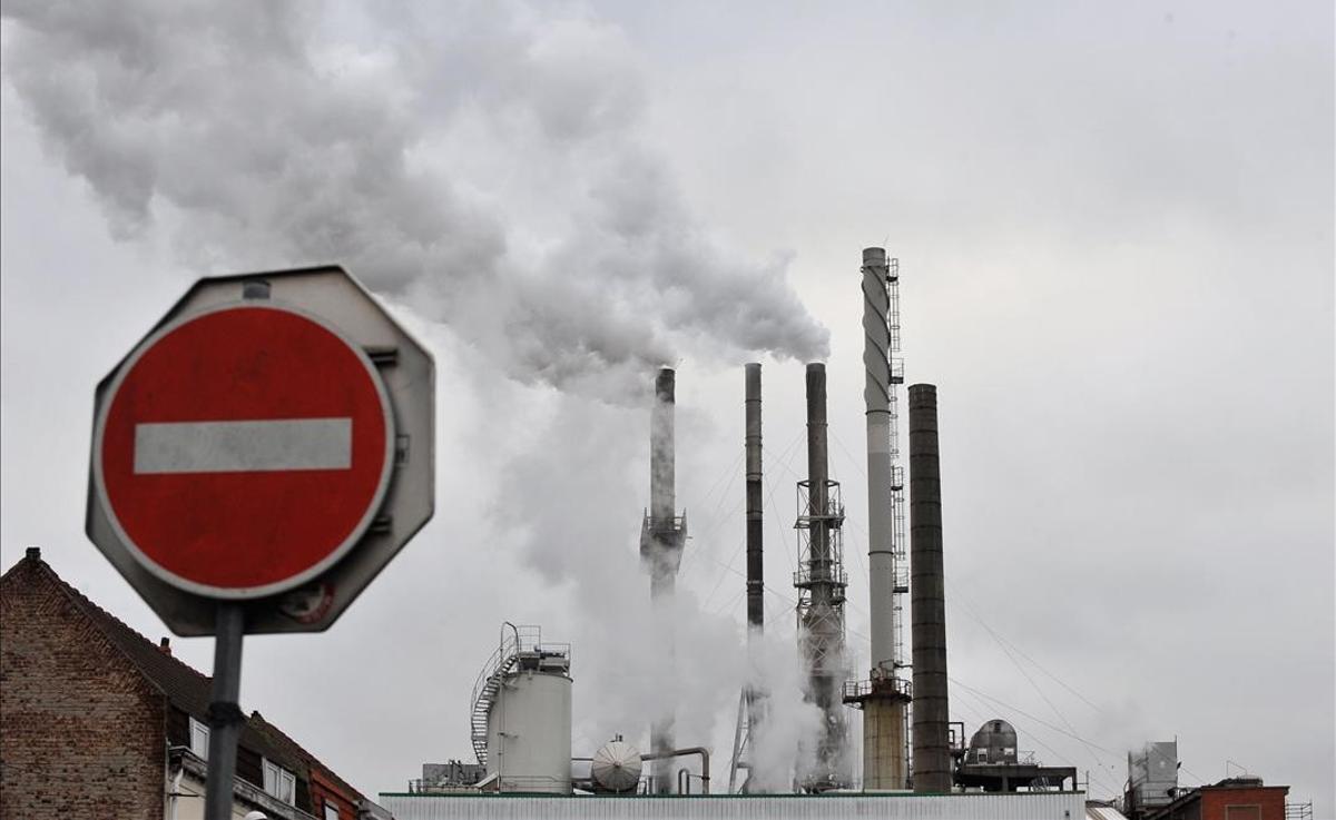 TO GO WITH STORIES ON CLIMATE WARMING  Smoke billows from the chimneys of a food industry factory on November 30  2009 in Santes near Lille  northern France  Even as some world leaders tamp down expectations for the December 7-18 UN climate conference  experts say the threat of a 4C (7 2 F) warming over pre-industrial times is all too plausible   AFP PHOTO PHILIPPE HUGUEN