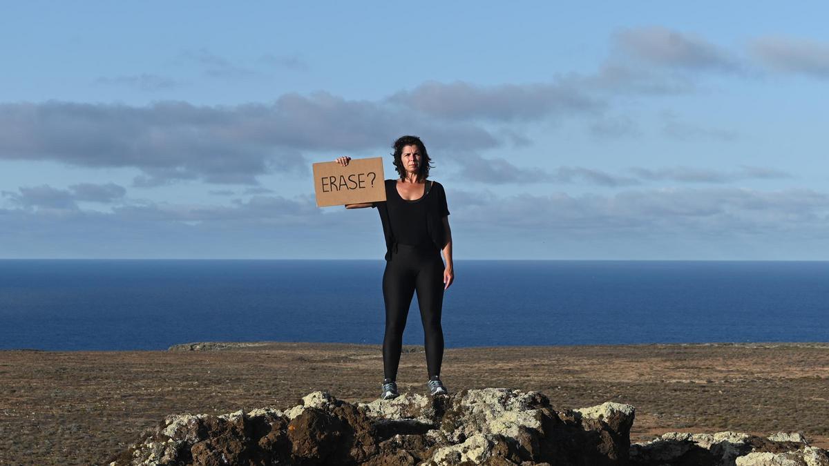 La artista Alicia Pardilla, en una de las fotografías de la colección tomada en las Islas Salvajes