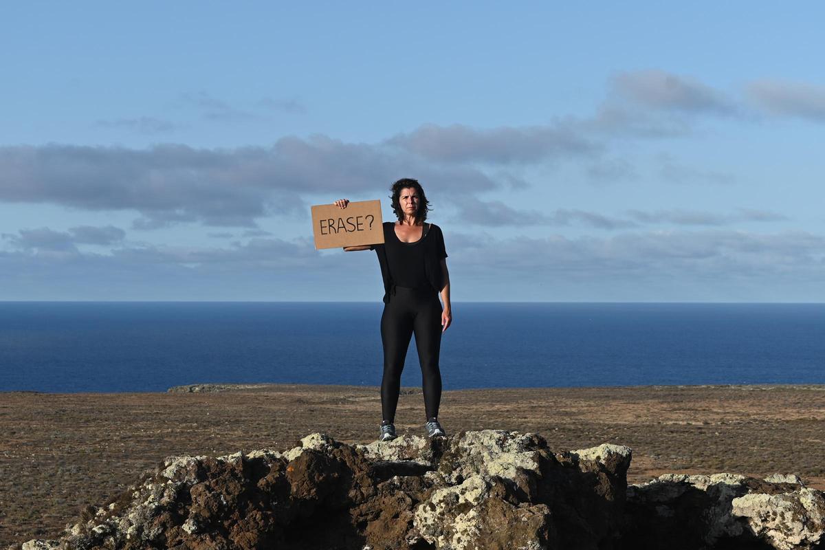 La artista Alicia Pardilla, en una de las fotografías de la colección tomada en las Islas Salvajes