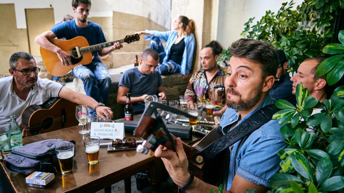 Una de las actuaciones a las puertas de establecimientos de hostelería del festival.