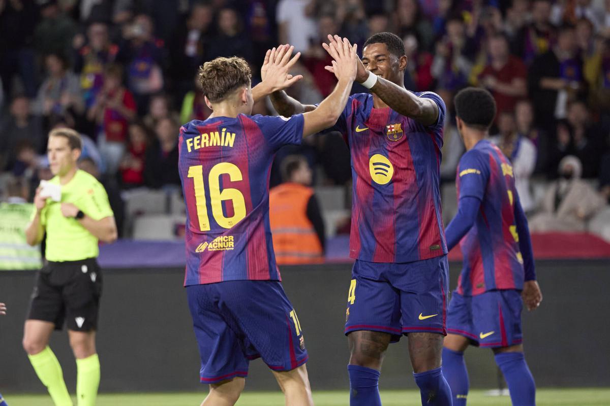 Fermín López y Marcus Rashford chocan las palmas en el Barça-Elche