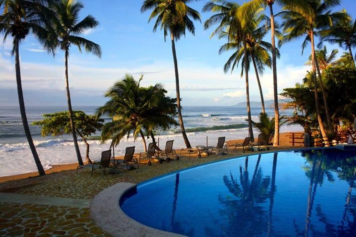 La piscina del hotel Tango Mar Beach Resort junto a la playa de Guanacaste.
