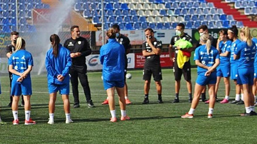 El técnico Francis Díaz, dando una charla a sus jugadoras antes del entreno.