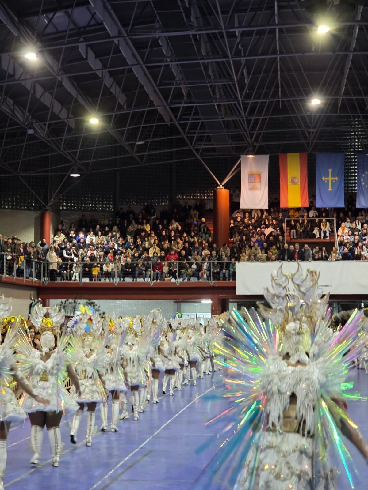 Desfile en el recinto ferial de Vegadeo.