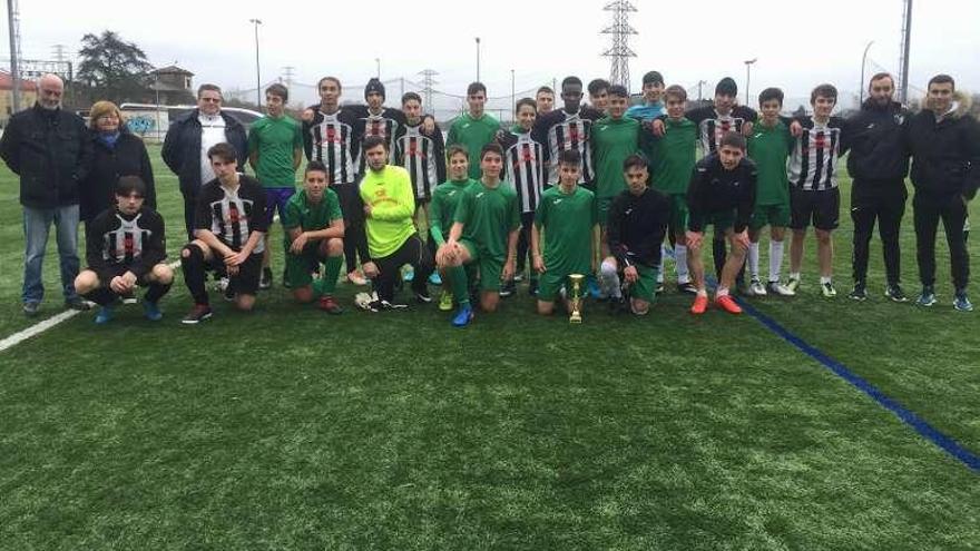 Los jugadores del Jumelage y el Grujoan, en el Luis Oliver.