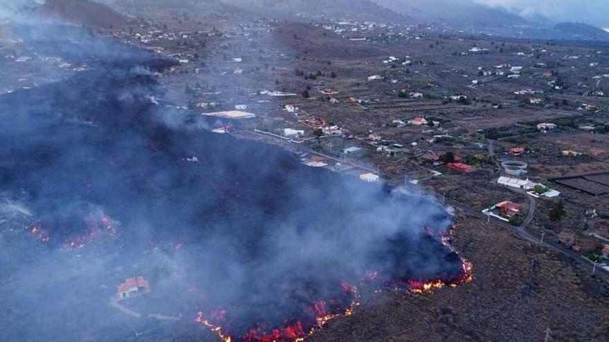 La ceniza del volcán Cumbre Vieja vuelve a cerrar la isla de La Palma por aire