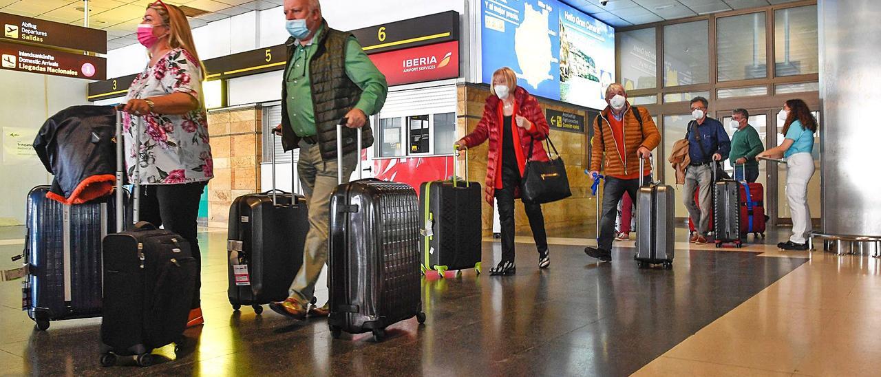 Pasajeros a su llegada al aeropuerto de Gran Canaria. | | JUAN CASTRO