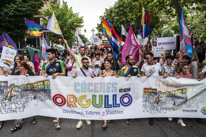 Fotogalería | Así fue la marcha del orgullo en Cáceres