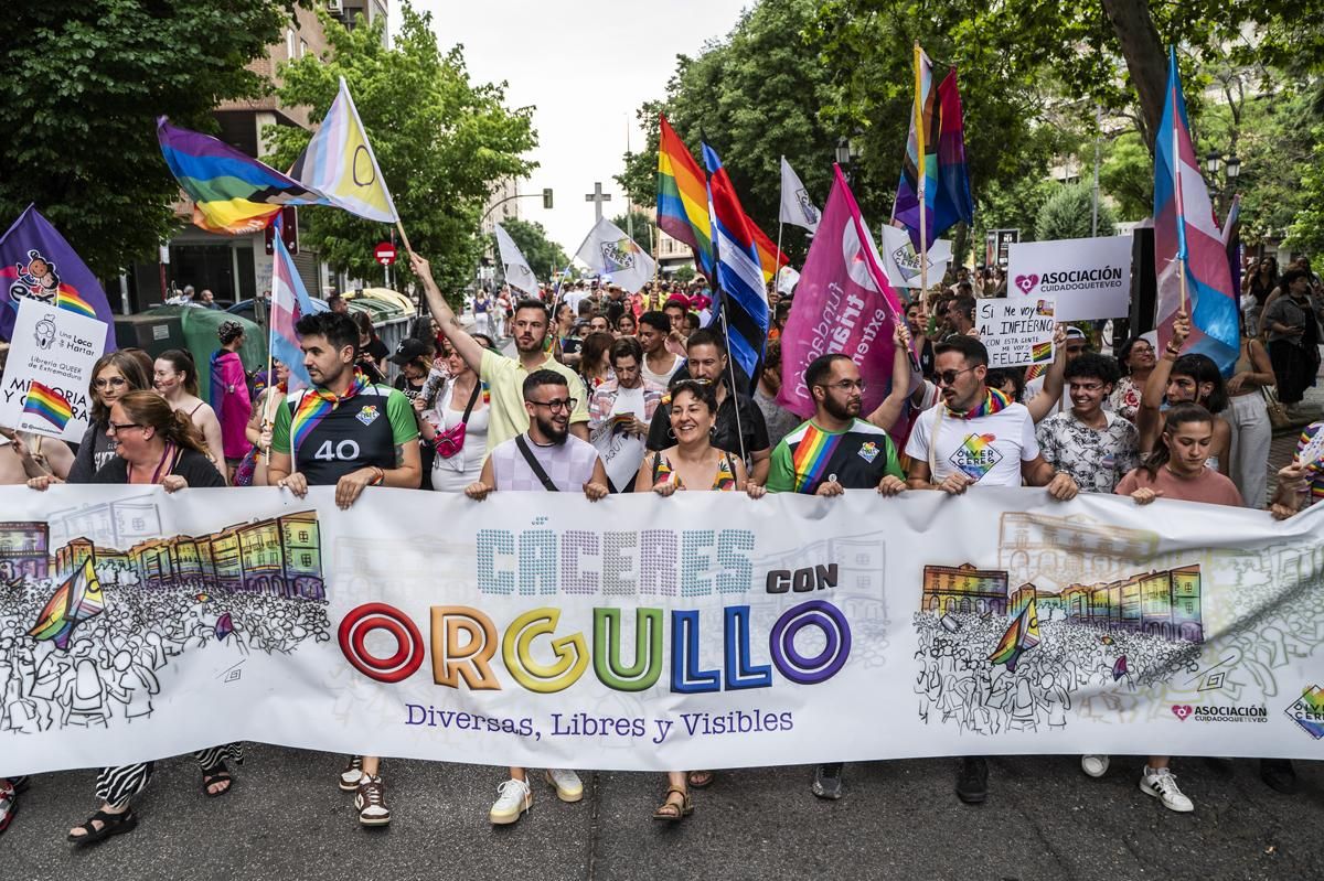 Fotogalería | Así fue la marcha del orgullo en Cáceres