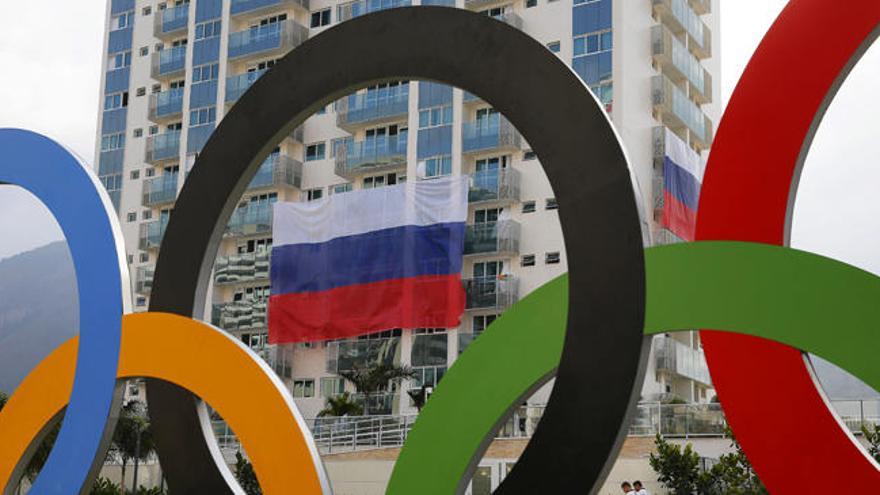 La bandera rusa ondea en la Villa Olímpica de Río.
