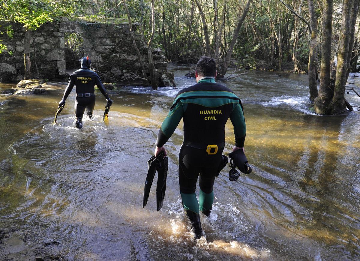 Submarinistas de los GEAS en una búsqueda en aguas del Ulla.