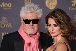 Pedro Almodóvar y Penélope Cruz debaten sobre los abusos: Siguen cayendo como moscas