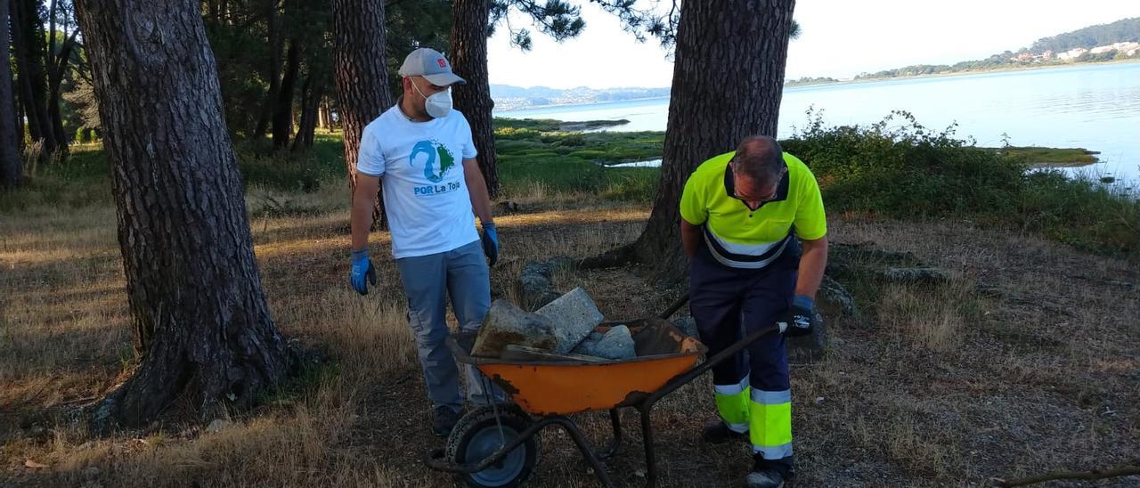 Tareas de limpieza y recogida de residuos en la isla de A Toxa.