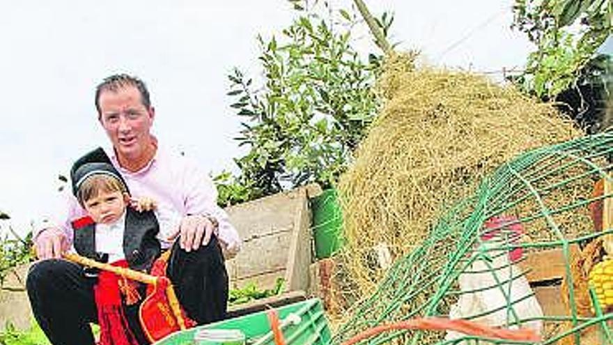 Dos participantes, ayer, en el desfile de carrozas de Soto del Barco.