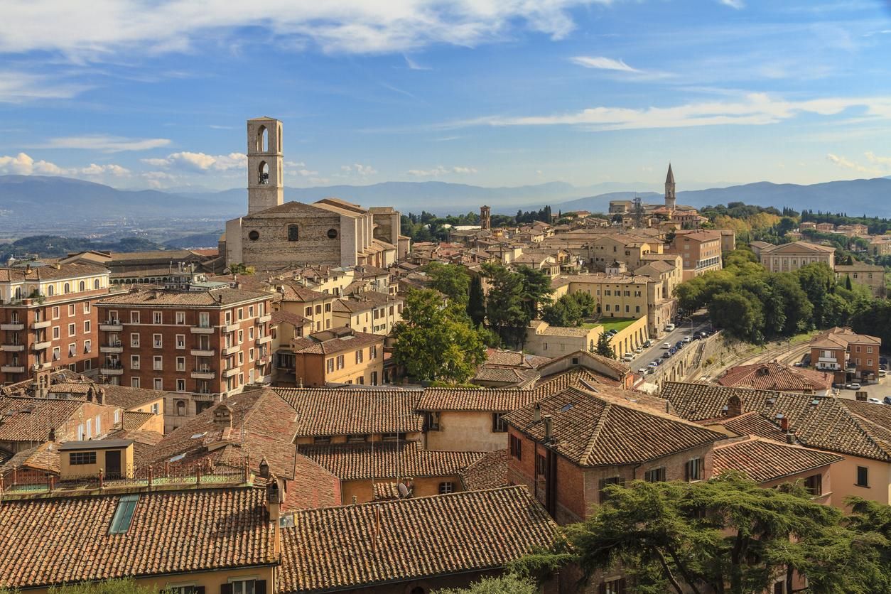 Una impresionante vista de Perugia en un día soleado.
