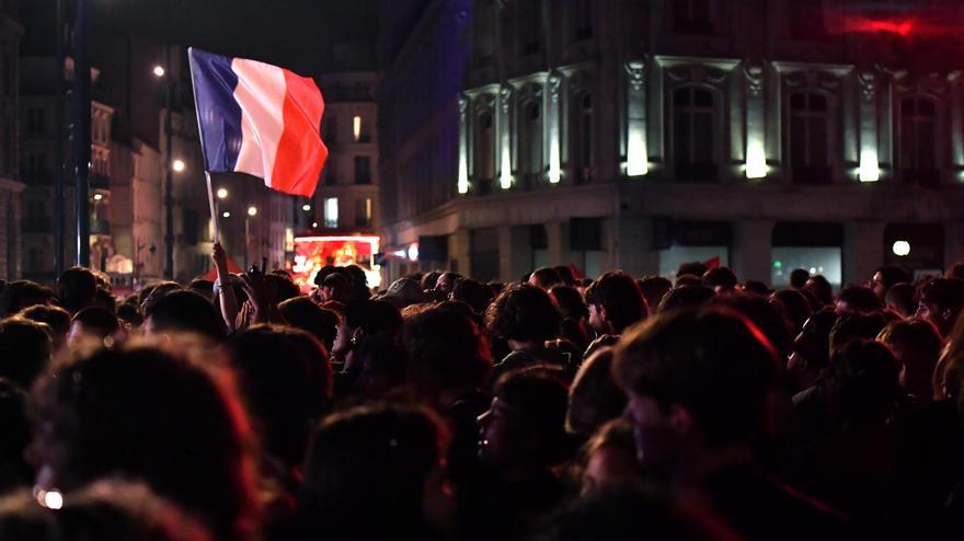 Paris, 30/06/2024.- Miles de personas protestaron este domingo contra la victoria de Reagrupamiento Nacional de Marine Le Pen en las elecciones legislativas.