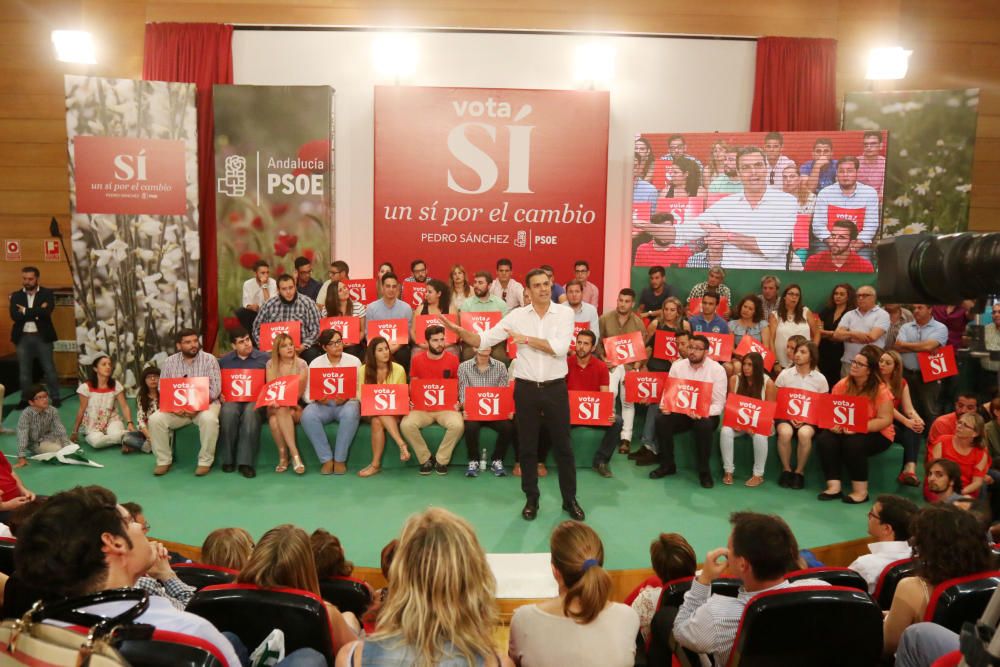 Pedro Sánchez concluye su jornada de campaña en Málaga con un mitin en la Facultad de Derecho de la universidad malagueña.