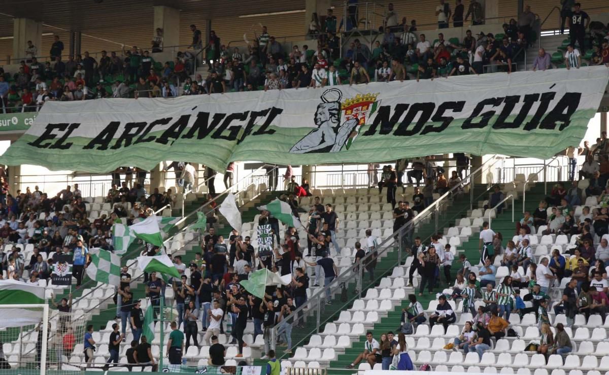 Los aficionados del Córdoba CF en el Arcángel