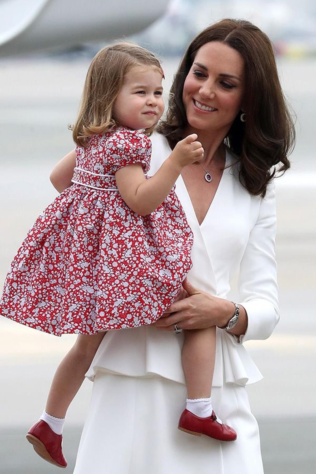 La Duquesa de Cambridge con su hija en brazos