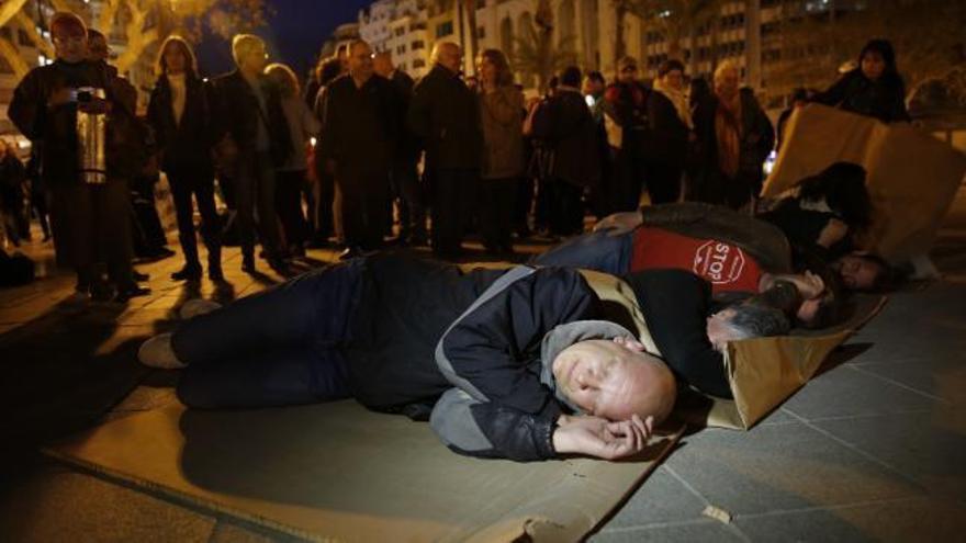 Protesta al raso por los desahucios en Valencia