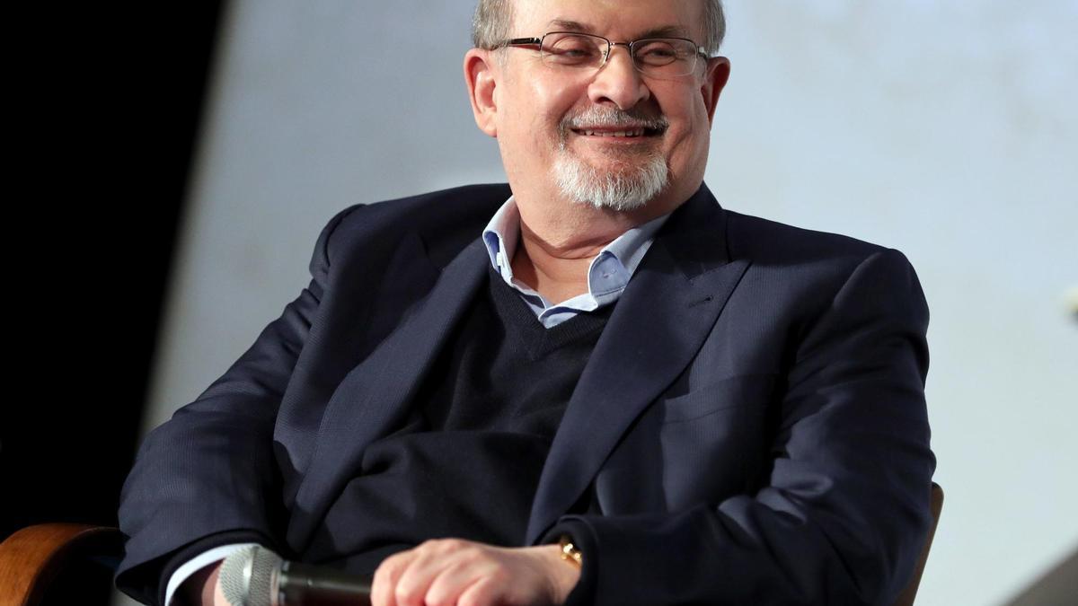 El escritor Salman Rushdie.