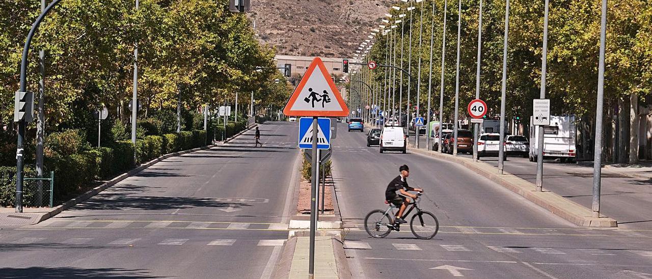 La avenida de Ronda de Elda, el eje circulatorio de la zona de expansión urbana de la ciudad. | ÁXEL ÁLVAREZ