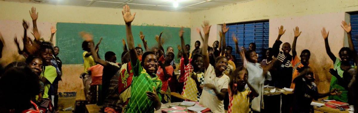 Alumnes estudiant a la nit en una de les aules electrificades amb energia solar a Burkina Faso. | SOL SOLIDARI