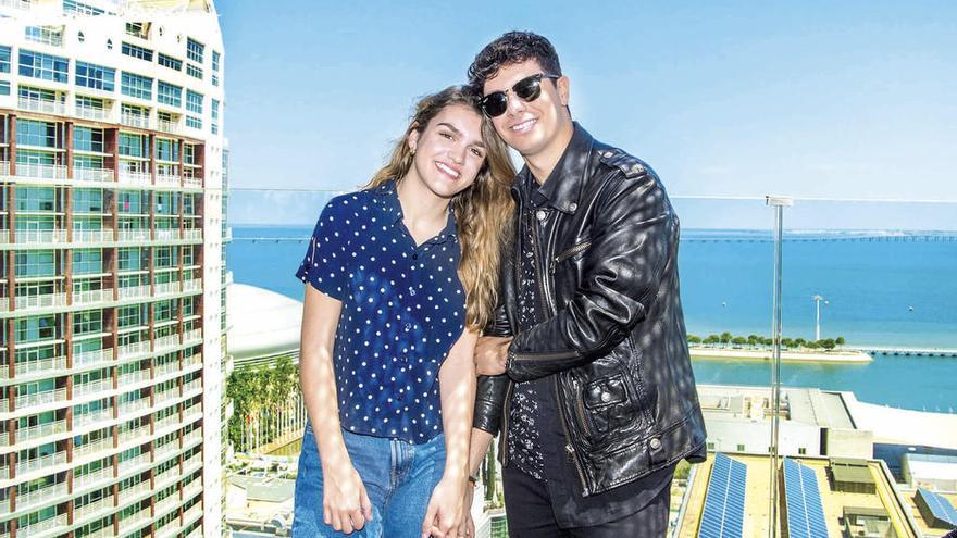 La pareja que representará mañana a España en Eurovisión, en Lisboa. // Efe