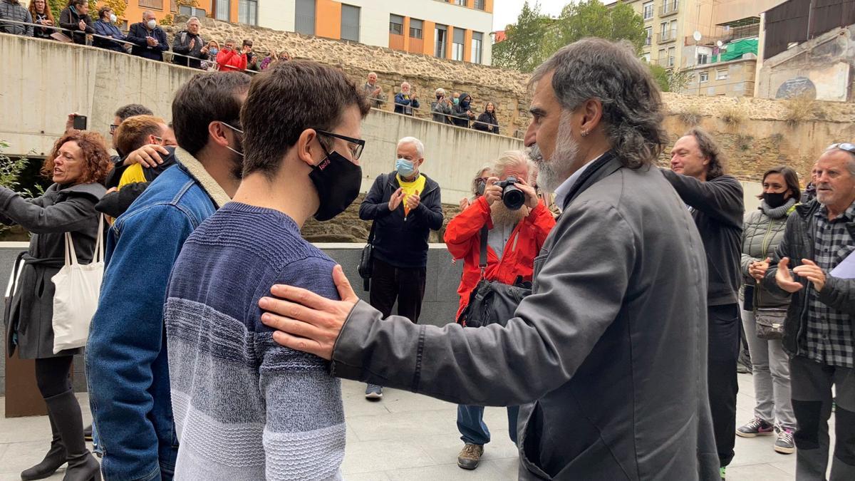 Jordi Cuixart saluda alguns dels &#039;9 de Lledoners&#039; en un recés del judici celebrat a Manresa el 3 de novembre