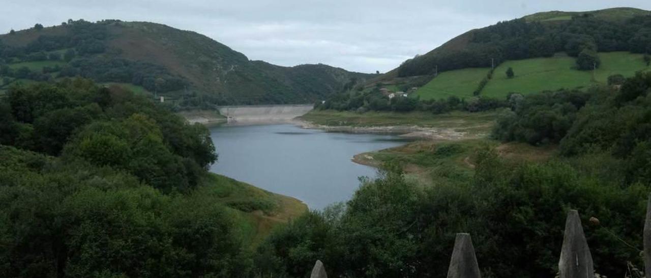 El embalse de los Alfilorios, en Morcín, que abastece de agua a Oviedo.