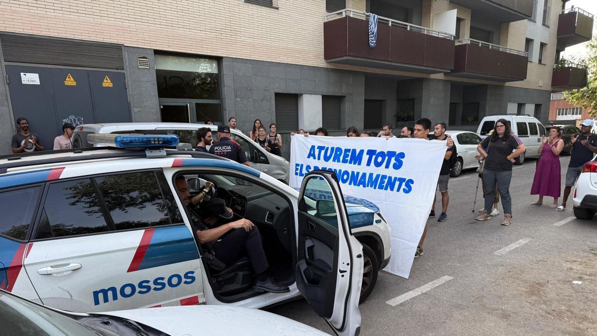 El sindicat i els veïns de Sant Narcís al desnonament previst per aquest matí