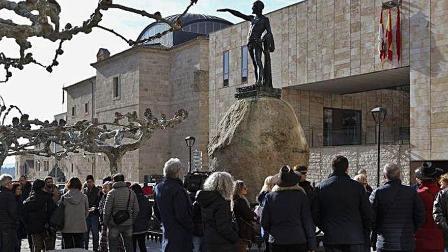 Las guías ofrecen una visita turística por Zamora a favor de la Asociación de Autismo