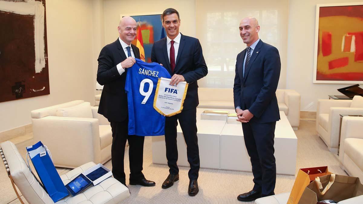 Pedro Sánchez recibe a Luis Rubiales y a Gianni Infantino en La Moncloa.