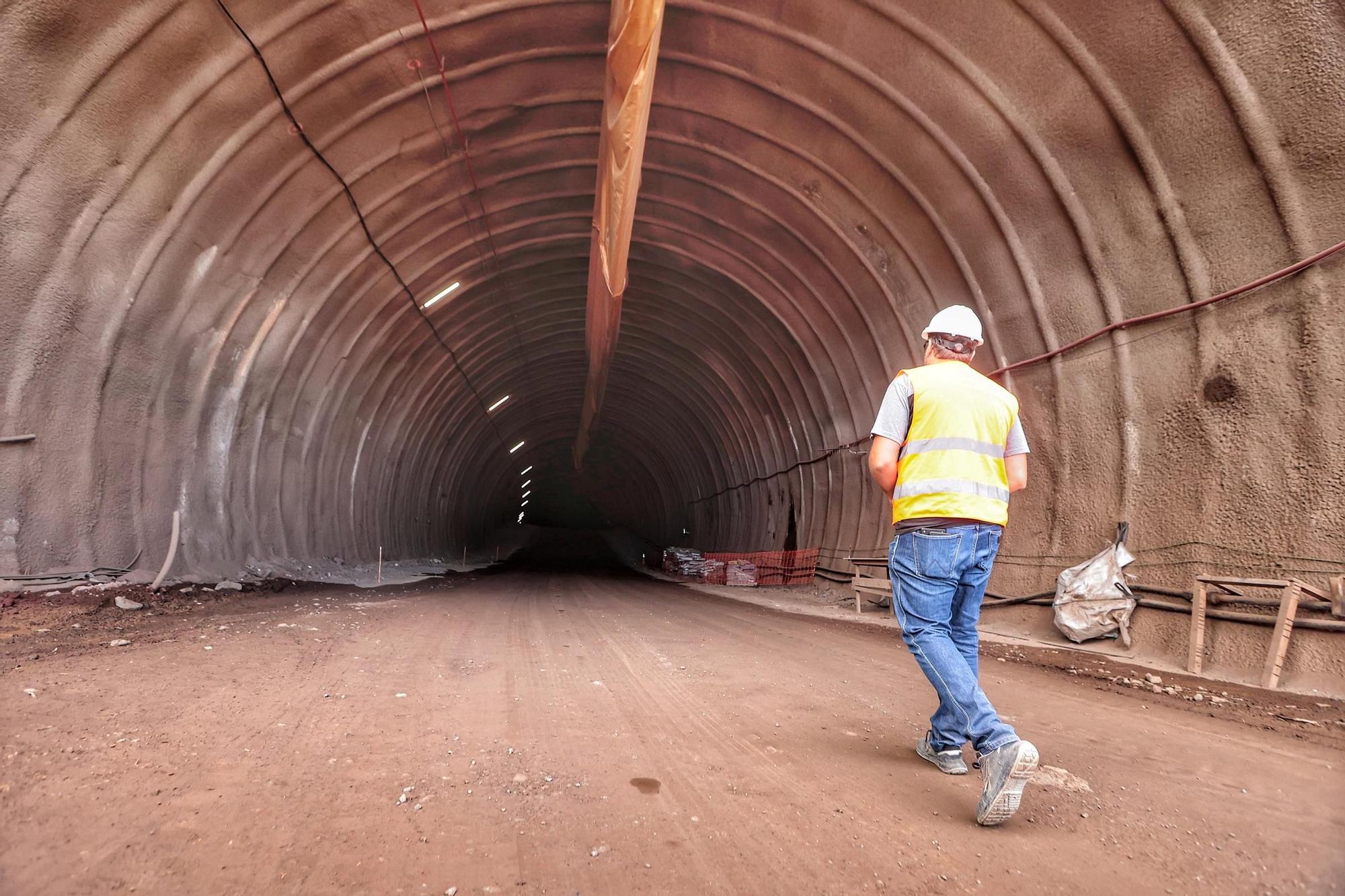 Visita al túnel de Erjos