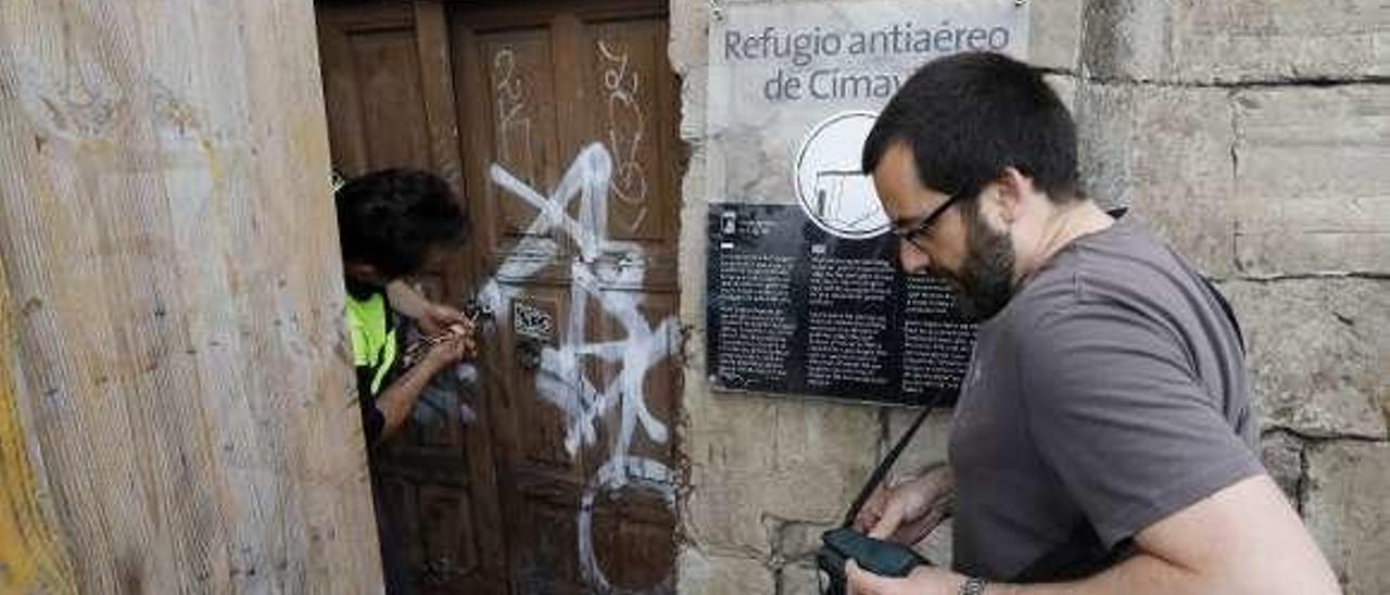 Entrada al refugio de Cimavilla.