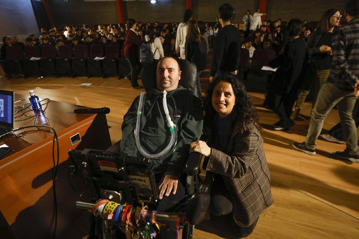 José Luis Capitán y su esposa, Teresa Pérez, antes de comenzar la charla en el IES La Corredoria.