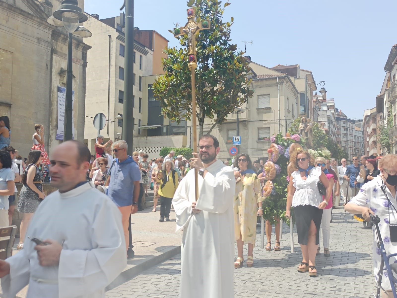 La Pola vibra con la Virgen del Carmen: así ha sido la multitudinaria procesión en la capital de Siero