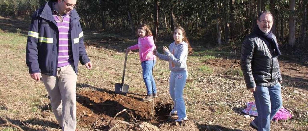 Francisco Meis (i.), con escolares del Conmeniño, en una plantación de castaños micorrizados, en 2013.