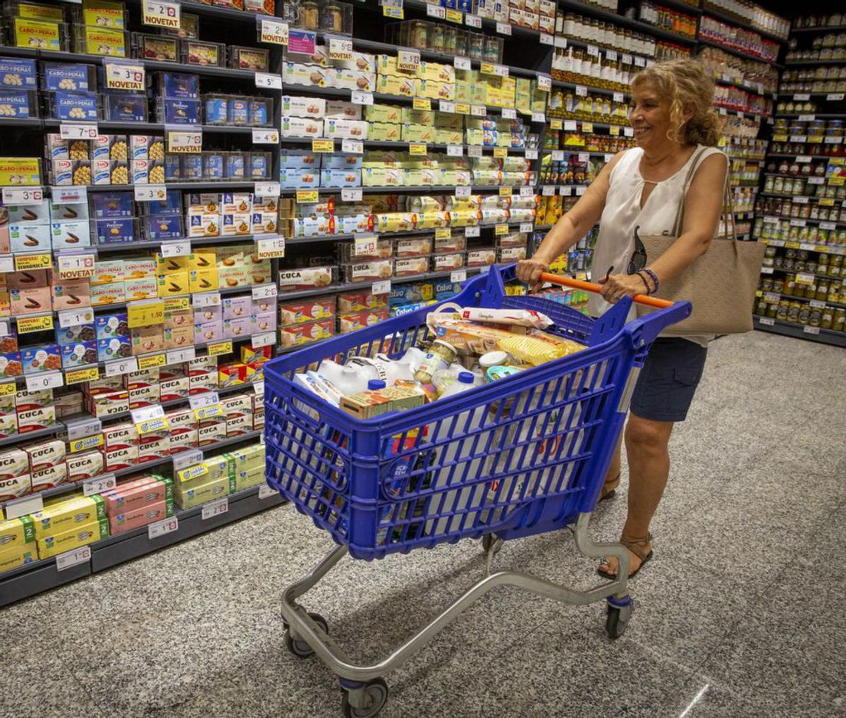 Els catalans van a l’híper a comprar drogueria més que alimentació