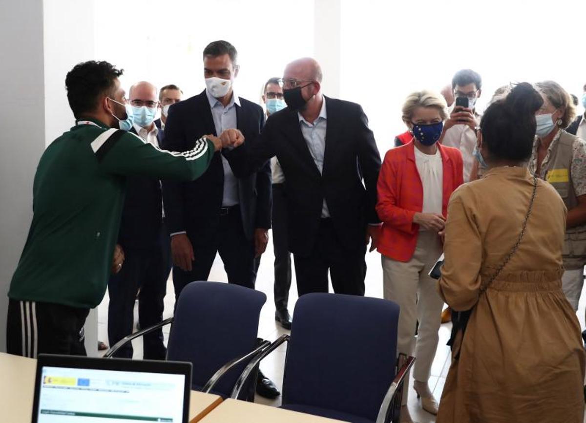 El presidente del Gobierno, Pedro Sánchez, junto a los presidentes del Consejo Europeo, Charles Michel (c), y de la Comisión, Ursula von der Leyen, saludan a refugiados afganos el pasado 21 de agosto de 2021 en la base militar de Torrejón de Ardoz, en Madrid.