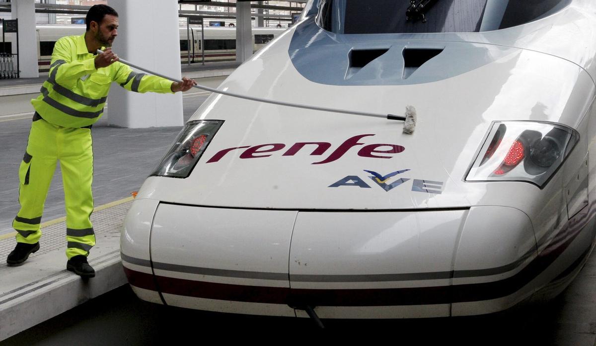 Un operario limpia una de las unidades del tren AVE