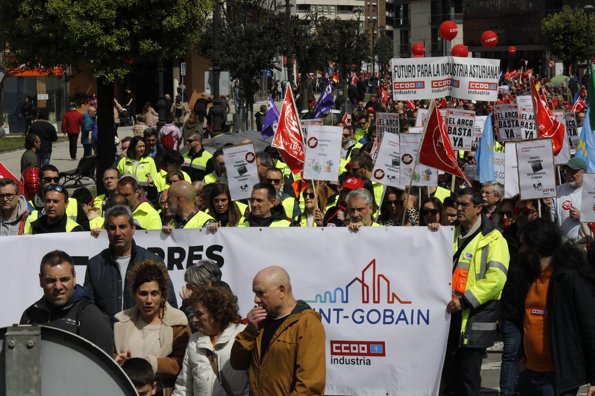 Manifestación de los sindicatos mayoritarios en Langreo por el 1 de mayo.