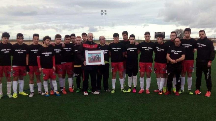 El Athletic Toresano rinde un homenaje a su socio de honor, el &quot;Señor Jesús&quot;