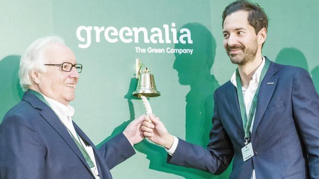 Manuel García, presidente de Greenalia (derecha), con su padre José, ayer. // FDV