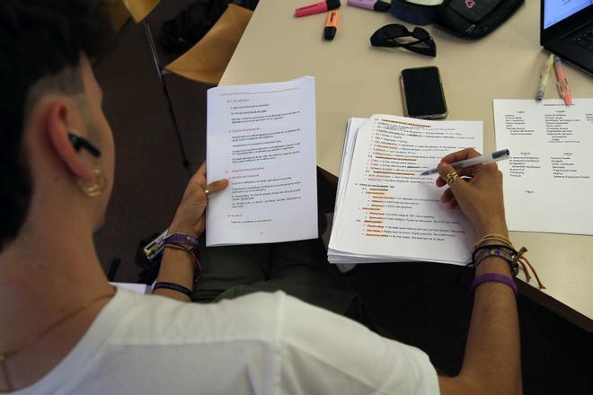 Estudiante preparando la selectividad en la biblioteca Jaume Fuster de Barcelona el 1 de junio del 2023.